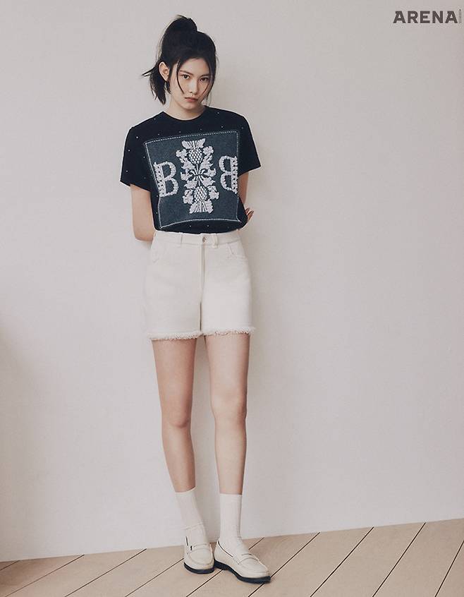 라인스톤을 섬세하게 장식한 로고 패치 티셔츠·프린지 디테일의 캐시미어 쇼츠 모두 가격미정 배리 제품.