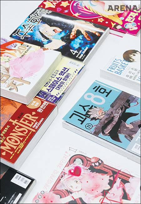 서울미디어코믹스 직원들이 직접 뽑은 추천 만화. 요즘 인기 만화 트렌드는 ‘잘생긴 남자가 나오는 액션물’이라고.