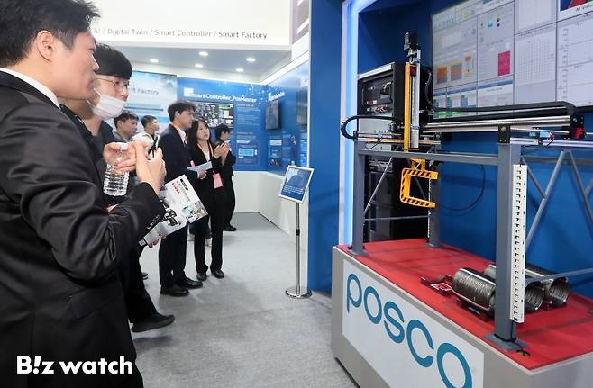 27일 서울 강남구 삼성동 코엑스에서 열린 '2024 스마트공장·자동화 산업전'에 참가한 포스코DX가 스마트물류 시스템을 선보이고 있다./사진=이명근 기자 qwe123@