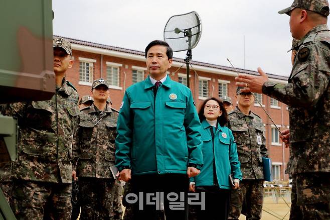 지난 3월 7일 육군 75보병사단 동원훈련장을 방문한 김선호 국방부 차관이 부대 관계자로부터 지휘통신 장비(TICN)에 대한 설명을 듣고 있다. (사진=국방부)