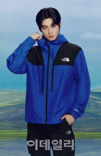 ‘마운틴 피크 재킷’을 착용한 노스페이스 홍보대사 차은우. (사진=노스페이스)