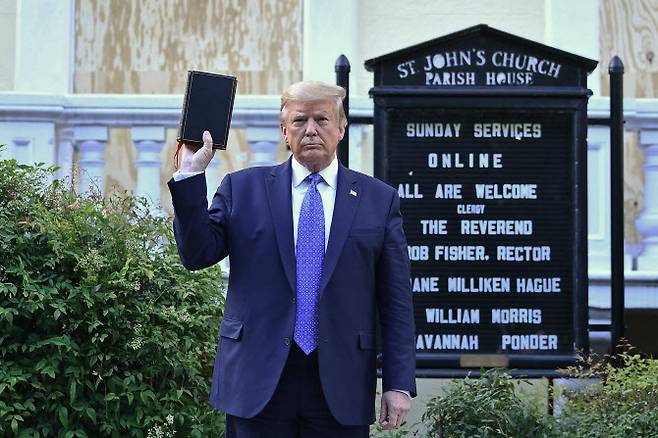 도널드 트럼프 전 미국 대통령이 2020년 6월 1일 워싱턴 DC 라파예트 공원 건너편 세인트 존스 성공회 교회 밖에서 성경을 들고 있다. (사진=AFP)
