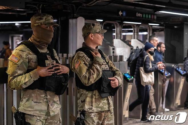 미국 뉴욕의 지하철에서 범죄가 급증함에 따라 6일(현지시간) 주 방위군이 투입돼 경비를 서고 있다. 2024.03.06 ⓒ AFP=뉴스1 ⓒ News1 정지윤 기자