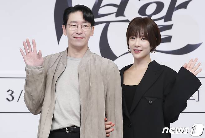 배우 엄기준과 황정음(오른쪽)이 27일 오후 서울 목동 SBS 사옥에서 열린 새 금토 드라마 '7인의 부활' 제작발표회에서 포즈를 취하고 있다. 한편 '7인의 부활'은 리셋된 복수의 판, 다시 태어난 7인의 처절하고도 강력한 공조를 그린 작품이다. 2024.3.27/뉴스1 ⓒ News1 권현진 기자