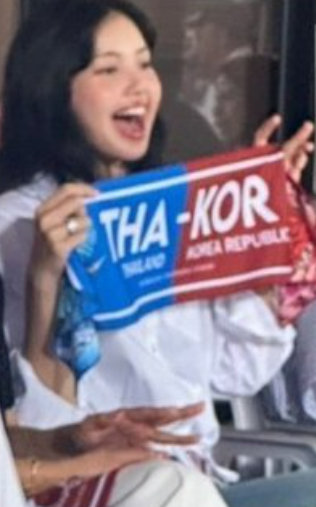 리사가 태국과 한국을 동시에 응원하고 있다. 사진 | 온라인 커뮤니티