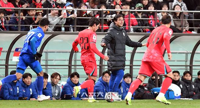 황선홍 감독이 21일 서울월드컵경기장에서 열린 2026 제23회 FIFA 북중미월드컵 아시아 예선 2라운드 C조 3차전 대한민국과 태국의 경기 전반 그라운드로 나서고  있다 . 2024.03.21상암 | 강영조기자 kanjo@sportsseoul.com