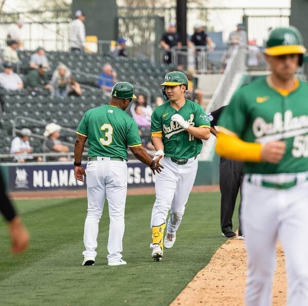 박효준이 2월 27일(한국시간) 미국 애리조나주 메사 호호캠 스타디움에서 열린 2024 메이저리그 시범경기 애리조나 다이아몬드백스와의 경기에서 6회말 역전 3점 홈런을 기록한 뒤 3루 주루 코치와 하이파이브를 하고 있다. 사진┃박효준 SNS