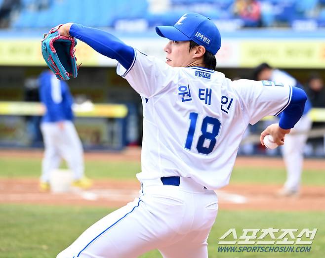 12일 대구삼성라이온즈파크에서 열린 KBO리그 LG와 삼성의 시범경기, 삼성 원태인이 등판 전 연습투구를 하고 있다. 대구=허상욱 기자wook@sportschosun.com/2024.03.12/
