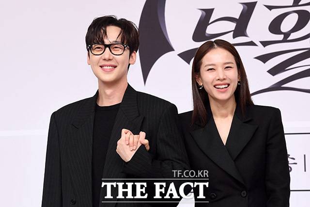 배우 윤종훈(왼쪽)과 조윤희는 시즌2에서 위장부부로 변신한다. 조윤희는 "위장부부지만 행복한 가정을 꾸리고 남편이 생겨 좋다"고 말했다. /남용희 기자