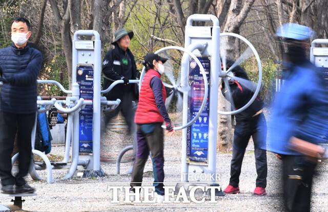 한층 풀린 날씨에 운동 기구가 만석을 이루고 있다.