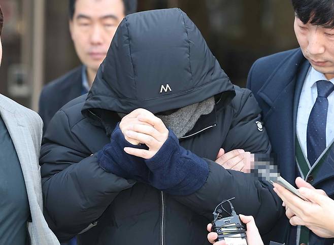 A former senior researcher at Samsung Electronics, who is suspected of leaking key semiconductor technology to China, leaves the court after a pretrial interrogation (examination of warrant) at the Seoul Central District Court in Seocho-gu, Seoul, on Jan. 16, 2024/Yonhap