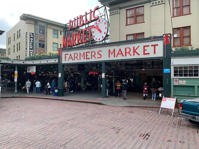 ‘파이크 플레이스 마켓(Pike Place Market)’ 입구. 1907년 문을 열어 100년이 넘는 시간 동안 ‘시애틀의 영혼’으로 불릴 만큼 시민들의 사랑을 받고 있는 재래시장이다.