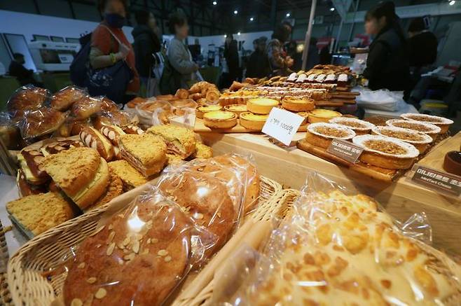 지난달 서울 강남구 세텍에서 열린 2024 서울 카페&베이커리 페어를 찾은 관람객들이 빵을 살펴보고 있다.ⓒ뉴시스