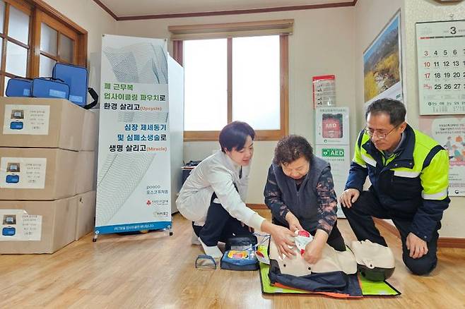 지난 26일 포스코퓨처엠 직원들이 경북 포항시 동해면 석리 경로당에서 어르신들을 대상으로 자동제세동기 사용법을 교육하고 있다. ⓒ포스코퓨처엠