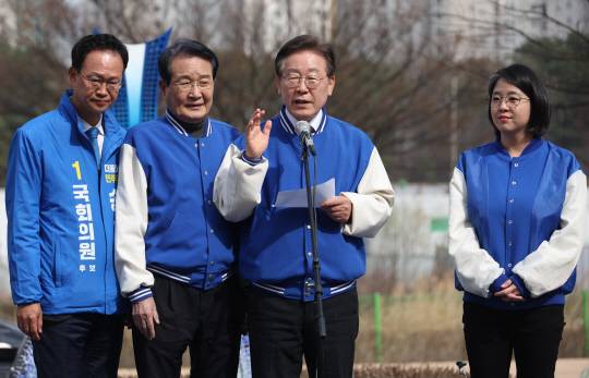 이재명 더불어민주당 상임공동선대위원장이 27일 충북 청주시 청원구의 상가 밀집지역을 방문, 기자회견을 하고 있다. 연합뉴스