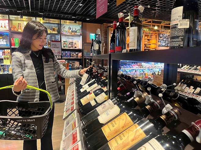 롯데마트 월드타워점 주류매장에서 와인을 쇼핑하고 있는 고객. [자료:롯데마트·슈퍼]