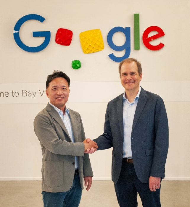 김택진 엔씨소프트 대표(왼쪽)와 마크 로메이어 구글 클라우드 AI 및 머신러닝 인프라 부문 부사장이 26일(현지시간) 미국 캘리포니아 마운틴뷰에 위치한 구글 본사에서 만났다.