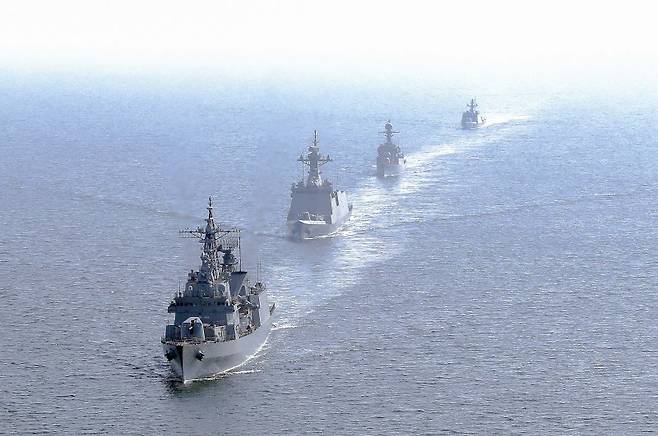 해군2함대가 2023년 3월 21일 제2연평해전 교전 시각인 오전 10시께 서해상에서 해상기동훈련을 하고 있다. 앞에서부터 차례로 을지문덕함, 서울함, 공주함, 박동혁함. 사진=해군 제공