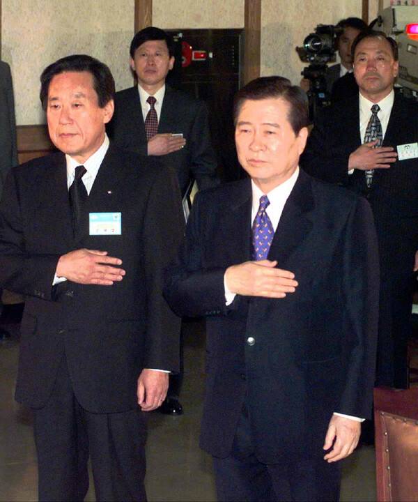 김대중 대통령이 1999년 5월14일 대구시청을 방문해 문희갑 시장(왼쪽) 등 참석자들과 국민의례를 하고 있다. 김 대통령은 이 자리에서 박정희 기념관 건립 지원 의사를 재차 밝혔다. 연합뉴스