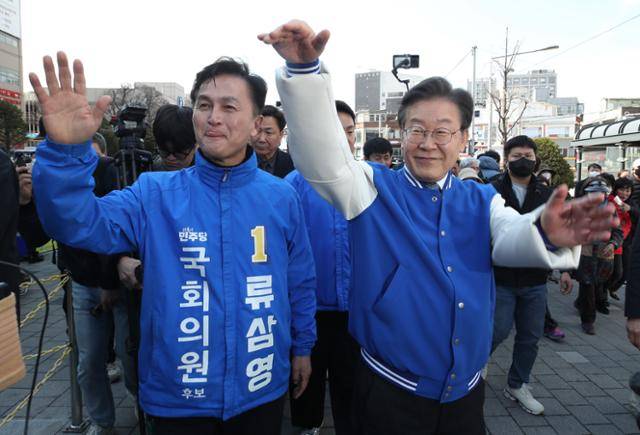 이재명 더불어민주당 대표와 류삼영 4·10 총선 서울 동작을 후보가 26일 오후 서울 동작구 흑석동 중앙대학교병원 정문 앞에서 지지자들에게 인사하고 있다. 뉴스1