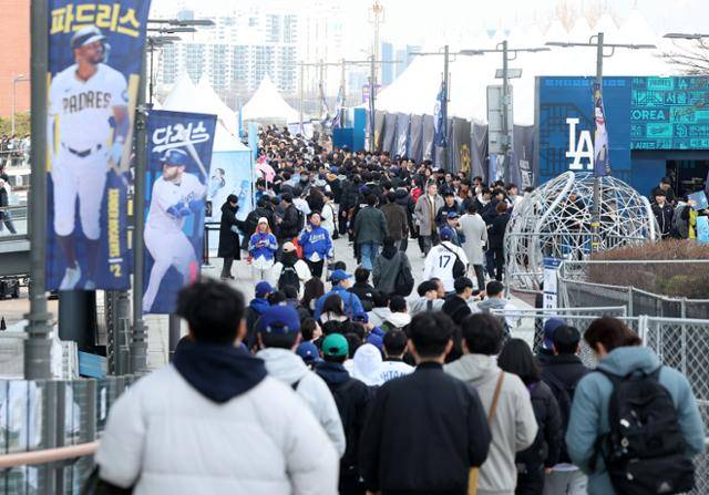 구일역은 고척스카이돔으로 향하는 통로이다. 지난 20일 고척돔에서 열린 미국 메이저리그 개막전 샌디에이고 파드리스와 로스앤젤레스(LA) 다저스의 경기를 앞두고 고척돔 인근이 인파로 북적이고 있다. 이런 날은 역무원들도 비상에 걸린다. 뉴스1