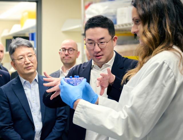 지난해 3월 구광모(가운데) (주)LG 대표가 미국 보스턴의 다나파버를 방문해 세포 치료제 생산에서 항암 기능을 강화한 세포를 선별하는 과정에 대한 설명을 듣고 있다. LG그룹 제공