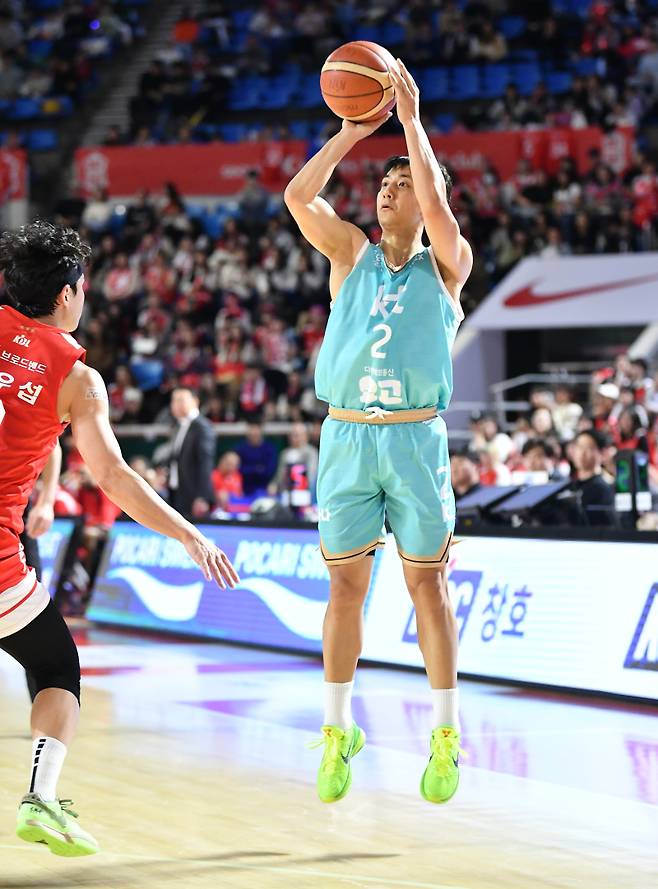25일 잠실학생체육관에서 열린 2023-2024 정관장 프로농구 서울 SK와 수원 KT의 경기, KT 허훈 3점슛. 사진=KBL