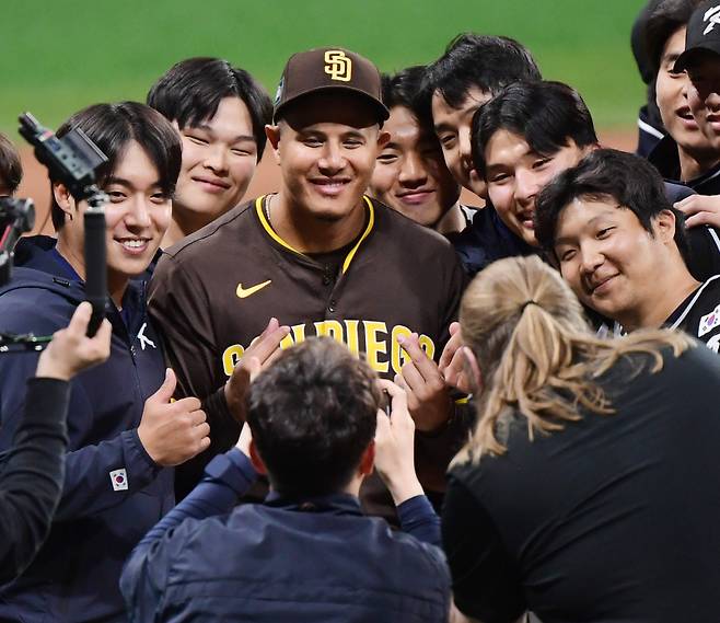 17일 서울 고척스카이돔에서 ‘메이저리그 월드투어 서울 시리즈 2024’ 샌디에이고 파드리스와 팀 코리아의 경기가 열렸다. 경기 후 문동주, 원태인, 최지민 등선수들이 마차도와 기념촬영을 하고 있다. 고척돔=정시종 기자&nbsp;