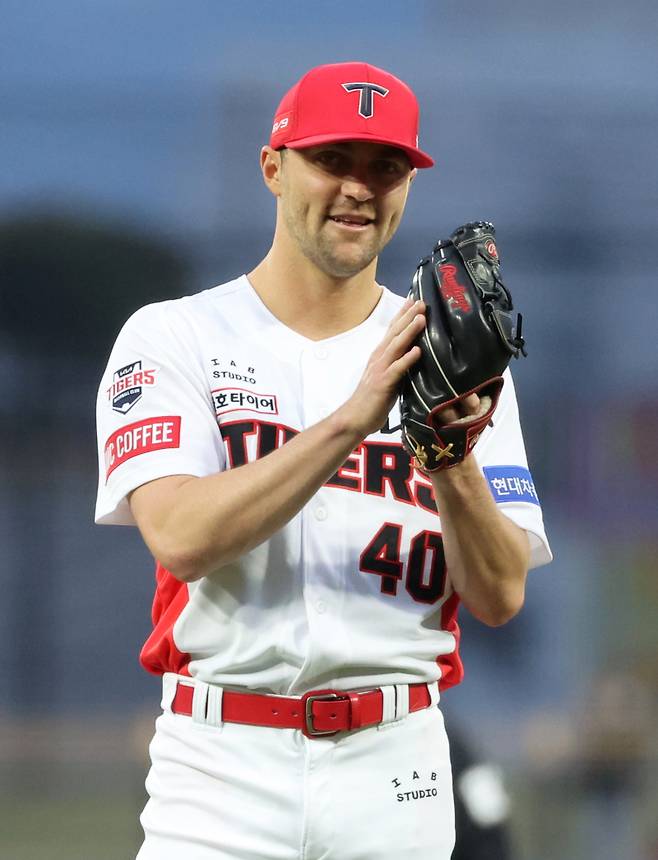 <yonhap photo-4257=""> 27일 광주기아챔피언스필드에서 열린 프로야구 롯데 자이언츠와 KIA 타이거즈의 경기. KIA 선발투수 네일이 어린이의 시구를 지켜보며 손뼉을 치고 있다. [연합뉴스]</yonhap>