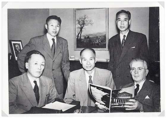 서울대 최규남 총장(가운데)은 1954년 9월 5일 미네소타 대학교와 원조 협정을 체결했다. 한상기 박사는 이 프로젝트 수혜를 입어 유학을 다녀왔다. [사진 서울대]