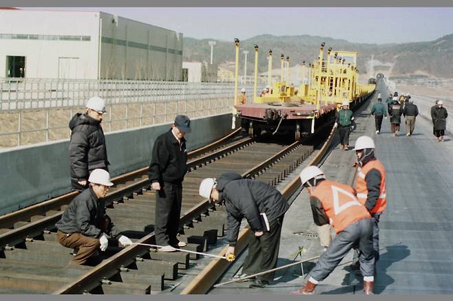 2001년 4월 먼저 개통한 경부고속철도 천안~대전 시험선 구간의 궤도설치 공사 장면. 연합뉴스