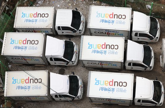 쿠팡이 3년간 3조원 이상을 투자해 2027년까지 로켓배송 지역을 전국으로 확장하겠다고 27일 밝혔다. 사진은 서울 시내 한 주차장에 쿠팡 배달 트럭들이 모여 있는 모습. 연합뉴스