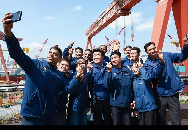 권오갑 HD현대 회장(앞줄 가운데)이 조선소 협력사에서 근무하는 외국인 노동자들과 기념촬영을 하고 있다. HD현대 제공