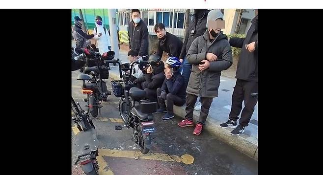 박진재 자유통일당 국회의원 후보가 ‘자국민보호연대’ 회원들과 함께 대구의 한 도로에서 이주노동자들을 억류한 채 신분증을 요구하는 모습. 박 후보 유튜브·틱톡