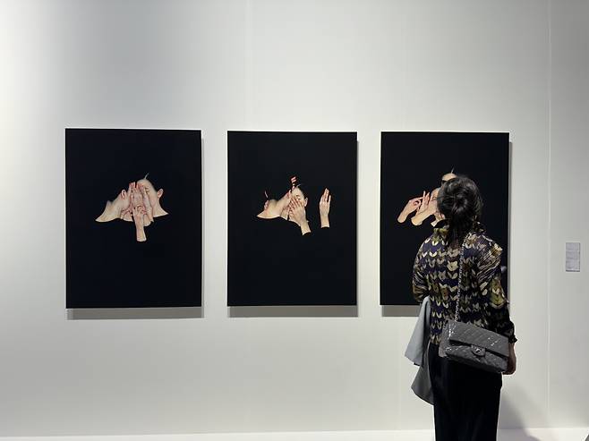A visitor looks at works by Lee Jin-joo displayed at Arario Gallery's booth at Art Basel Hong Kong on Wednesday. (Park Ga-young/The Korea Herald)