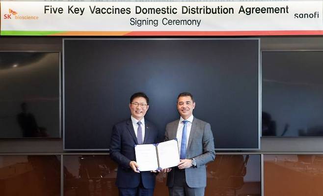 최근 SK바이오사이언스와 사노피 코리아가 주요 5종 백신에 대한 유통 계약을 체결했다. 계약식에 참석한 안재용 SK바이오사이언스 사장(왼쪽)과 파스칼 로빈 사노피 백신사업부 대표. SK바이오사이언스