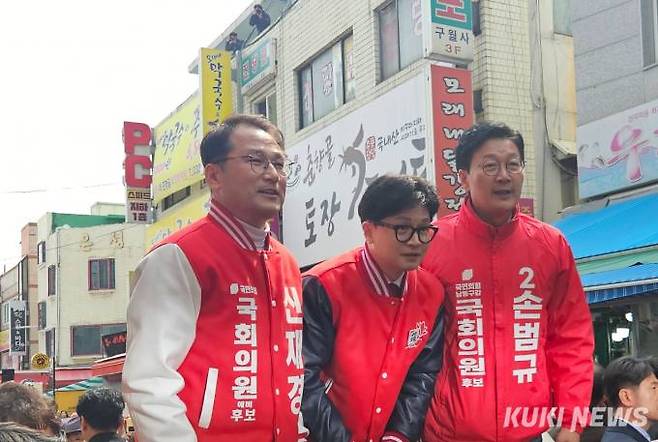 한동훈 국민의힘 총괄선거대책위원장과 신재경 남동을 후보, 손범규 남동갑 후보가 27일 인천 모래내시장을 방문해 유세를 하고 있다. 사진=윤상호 기자