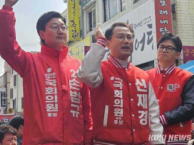 신재경 국민의힘 남동을 후보가 27일 인천 모래내시장에서 지지자들에게 지지를 호소하고 있다. 사진=윤상호 기자