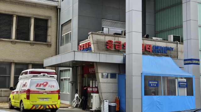 26일 서울 종로구 강북삼성병원 응급의료센터 앞에 구급차가 서 있다.