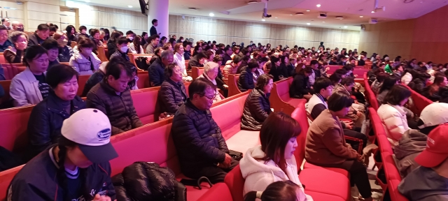 부산 호산나교회(유진소 목사)는 지난 25일부터 ‘겟세마네 영성’이란 주제로 고난주간 특별새벽집회를 열었다. 특새에 참석한 성도들이 말씀을 묵상하며 기도드리고 있다.