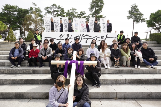 워십퍼스무브먼트가 주최한 '크로스 로드' 참가자들이 27일 경기도 김포 걸포중앙공원에서 출발 전 기념 촬영을 하고 있다. 워십퍼스무브먼트 제공