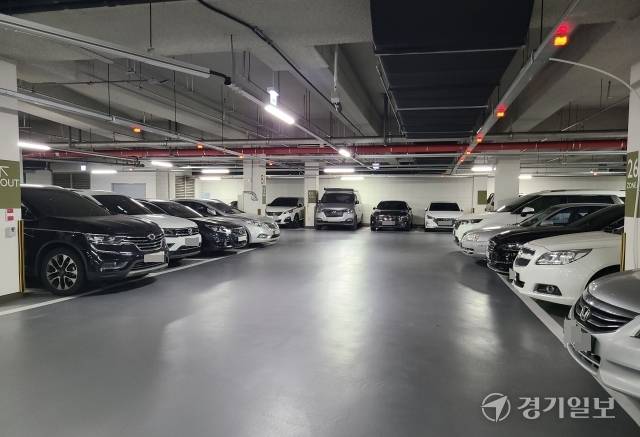 26일 오전 8시 인천 연수구 송도국제도시 인천경제자유구역청 G타워 주차장 지하 1층이 일찌감치 차량으로 꽉 차 있다. 최종일기자