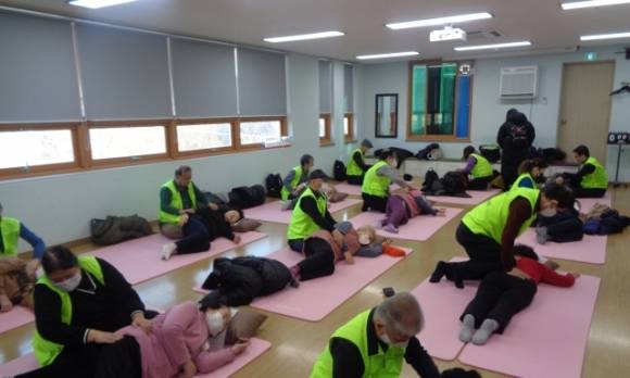 대한안마사협회 경기지부의 '시각장애인 안마사 파견 사업'으로 경로당에 파견된 시각장애인들이 안마를 하고 있다. 대한안마사협회 경기지부 제공