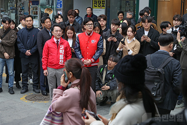 ▲ 25일 오전 한동훈 총괄선대위원장이 서울 영등포을 박용찬 후보와 함께 여의도역에서 출근길 시민들에게 인사하고 있다. 사진=국민의힘 홈페이지