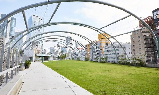 일본 도쿄 시부야의 랜드마크로 떠오른 ‘미야시타 파크’. [사진 = 미야시타 파크 인터넷 홈페이지]