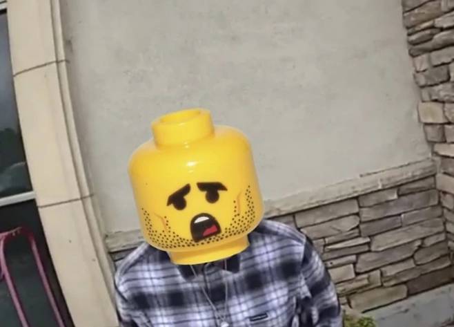 한 남성의 사진에 레고 얼굴 이모티콘이 합성돼있다. 미국 캘리포니아 남부 머리에타 경찰서는 지난해부터 얼굴을 레고 이모티콘으로 가린 용의자들의 사진을 공식 소셜미디어(SNS)에 올렸다. [사진=AP연합]