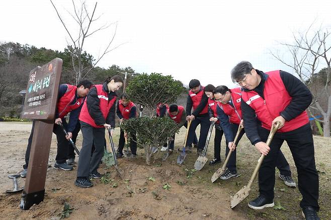 LG생활건강 임직원과 지역사회 관계자들이 지난 26일 울산 오치골공원에서 나무를 심고 있다.  LG생활건강