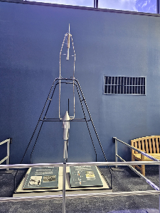 사진은  보스턴의 과학관 Museum of Science에 전시 중인 '로버트 고다드의 최초 액체연료 로켓 모형과 발사 프레임'.