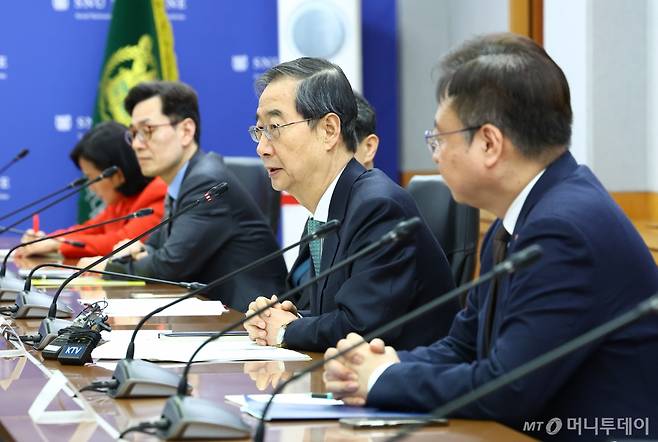 한덕수(사진 가운데) 국무총리가 26일 서울 종로구 서울대학교 연건캠퍼스 의과대학에서 열린 의료 개혁 관련 현안 논의에서 인사말을 하고 있다./사진=[서울=뉴시스] 황준선 기자