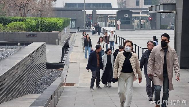 [베이징(중국)=뉴시스] 박정규 특파원 = 제22대 국회의원선거 재외국민 투표 첫날인 27일 유권자들이 중국 베이징 차오양구 주중한국대사관에 마련된 재외투표소로 들어서고 있다. 2024.03.27. pjk76@newsis.com /사진=류현주